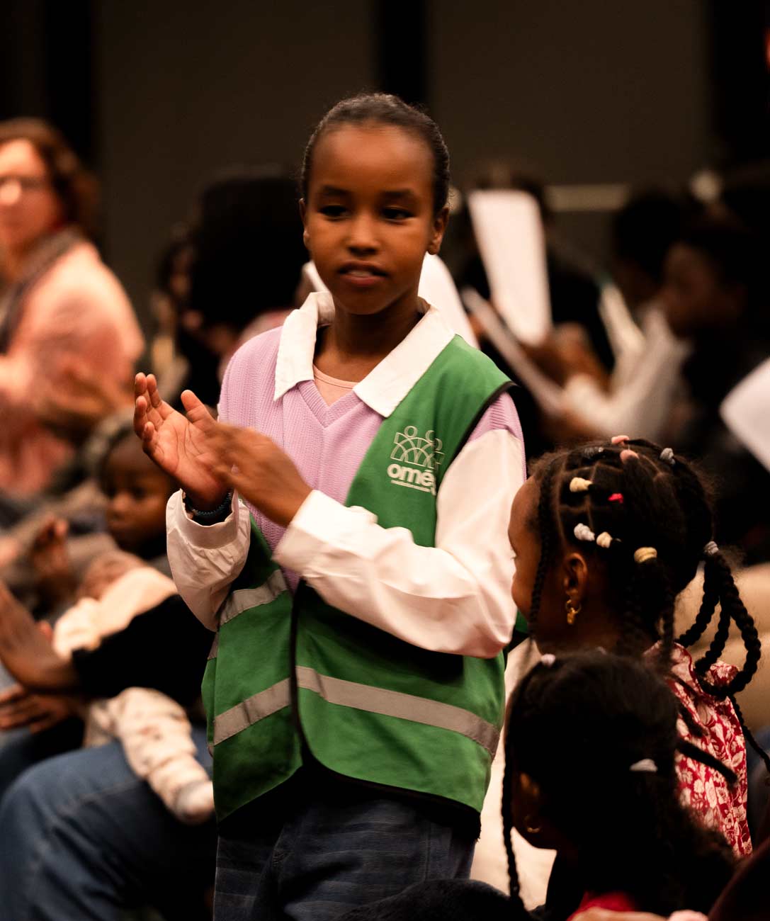 Une médiatrice sociale interculturelle accompagne des personnes dans leurs échanges