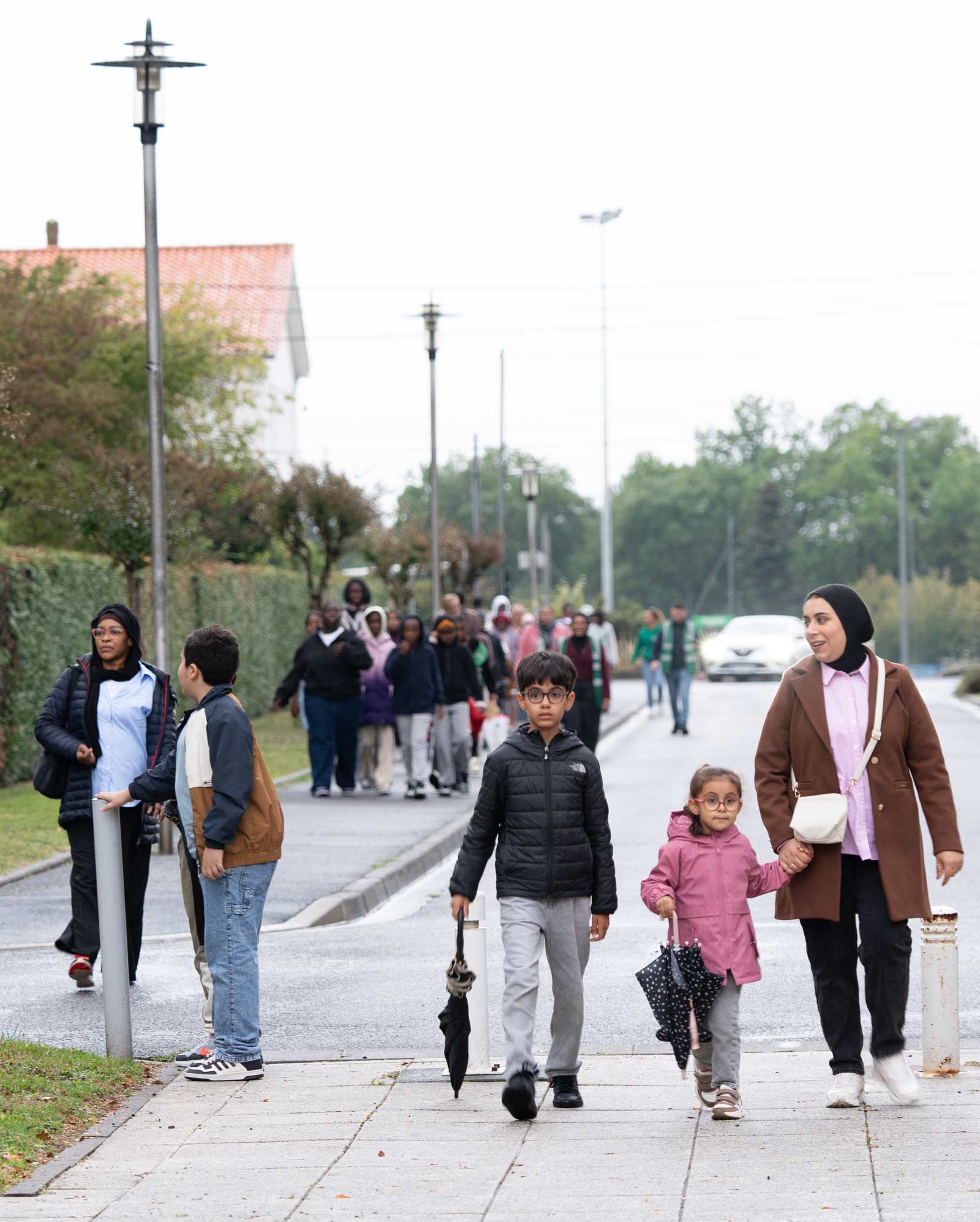 Un médiateur social accompagne une personne en situation de vulnérabilité