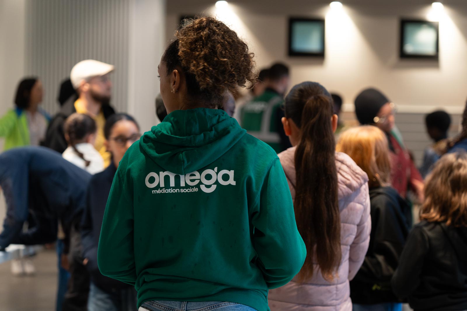 Des élèves et des professionnels échangent dans un cadre scolaire
